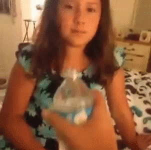 agua de botella salpicando en la cara chica