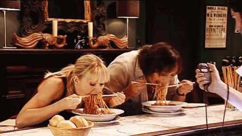 chicas comiendo noodles