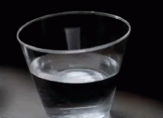 agua gota en vaso de cristal