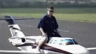 hombre montado en avion mini