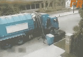 camion de basura lanzando basura