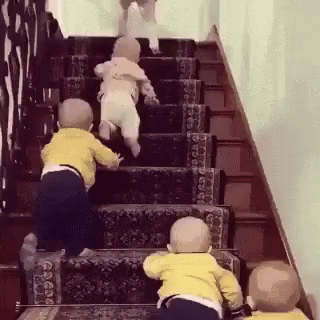 bebes subiendo escaleras