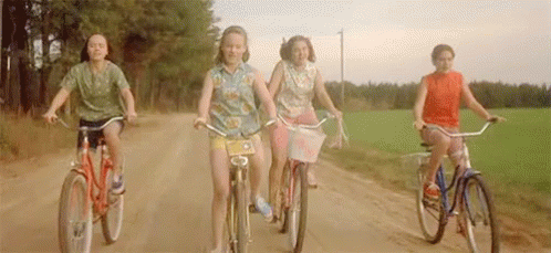 chicas en bicicleta